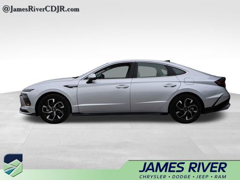 Used 2025 Hyundai Sonata SEL FWD image 2