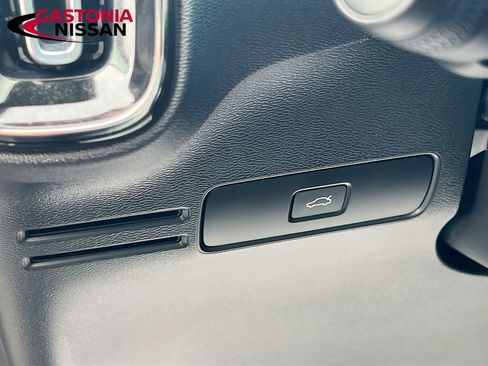 Used 2024 Volvo XC40 B5 Core image 13