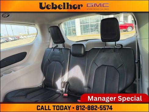 Used 2024 Chrysler Pacifica Touring-L image 21