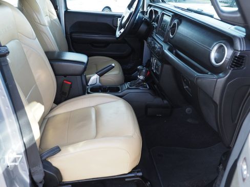 Used 2018 Jeep Wrangler Unlimited Sahara image 21
