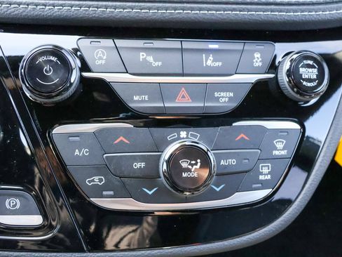 New 2026 Chrysler Pacifica Select AWD/4WD image 21