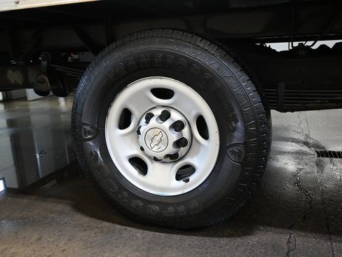 Used 2017 Chevrolet Express 3500 image 19