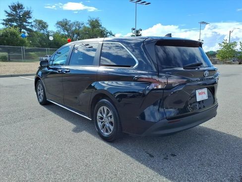 Used 2023 Toyota Sienna XLE FWD image 7