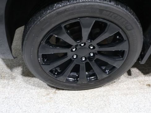 Used 2018 Chevrolet Suburban LT image 10