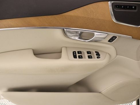 Used 2022 Volvo XC90 T5 Momentum image 17