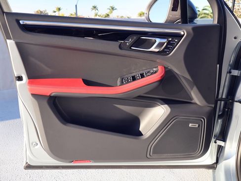 New 2026 Porsche Macan image 13