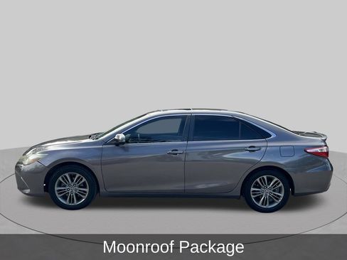 Used 2015 Toyota Camry SE w/ Moonroof Package FWD image 2