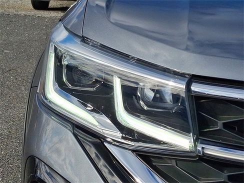 Used 2022 Volkswagen Taos SEL w/ Panoramic Sunroof Package image 9