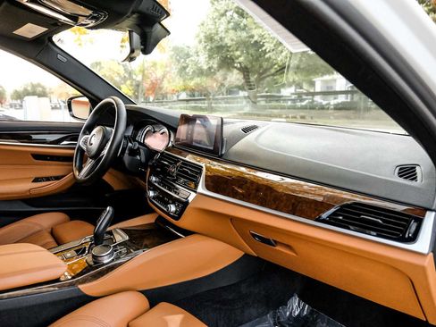 Used 2019 BMW 530i xDrive w/ M Sport Package image 14