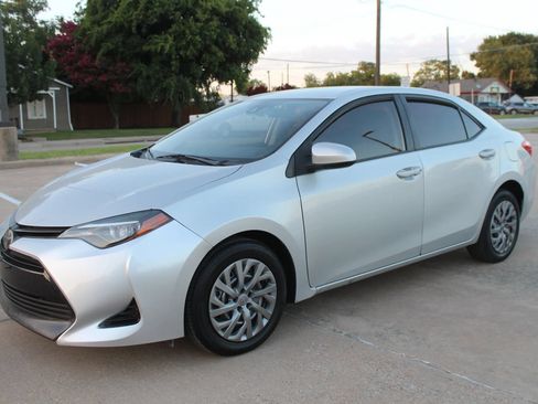 Used 2018 Toyota Corolla LE FWD image 8