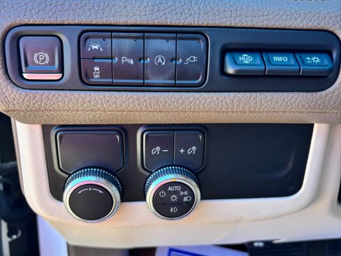 Used 2021 GMC Yukon XL Denali w/ Denali Premium Package image 19