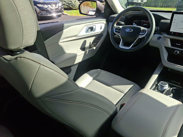 Used 2025 Ford Explorer Active w/ Active Comfort Package AWD/4WD image 17