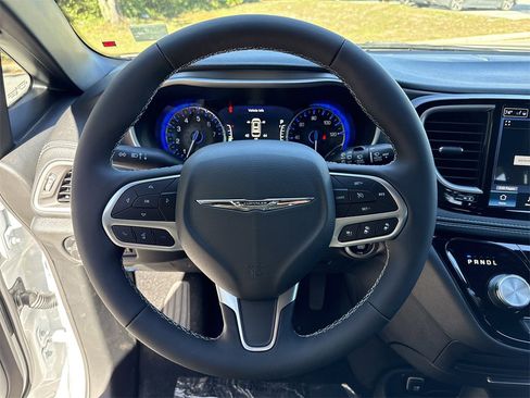 New 2026 Chrysler Pacifica Select image 25