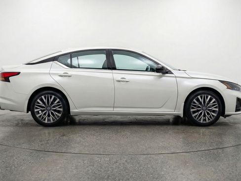 Used 2025 Nissan Altima 2.5 SV FWD image 11