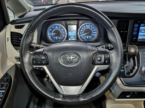 Used 2017 Toyota Sienna XLE image 35