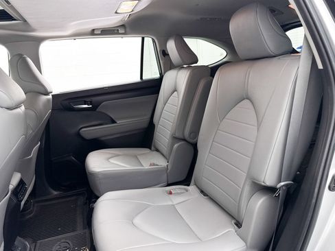 Used 2023 Toyota Highlander XLE FWD image 30