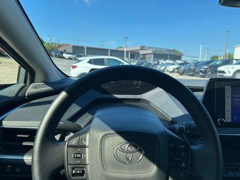 Used 2025 Toyota Prius LE FWD image 29