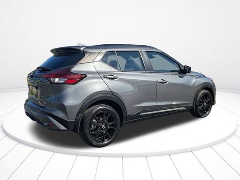 Used 2022 Nissan Kicks SR w/ Premium Package FWD image 3