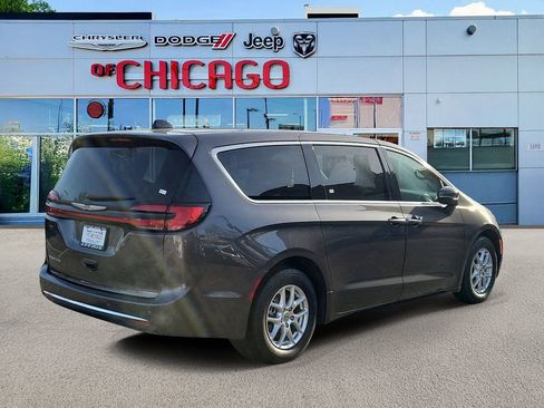 Used 2023 Chrysler Pacifica Touring-L image 4