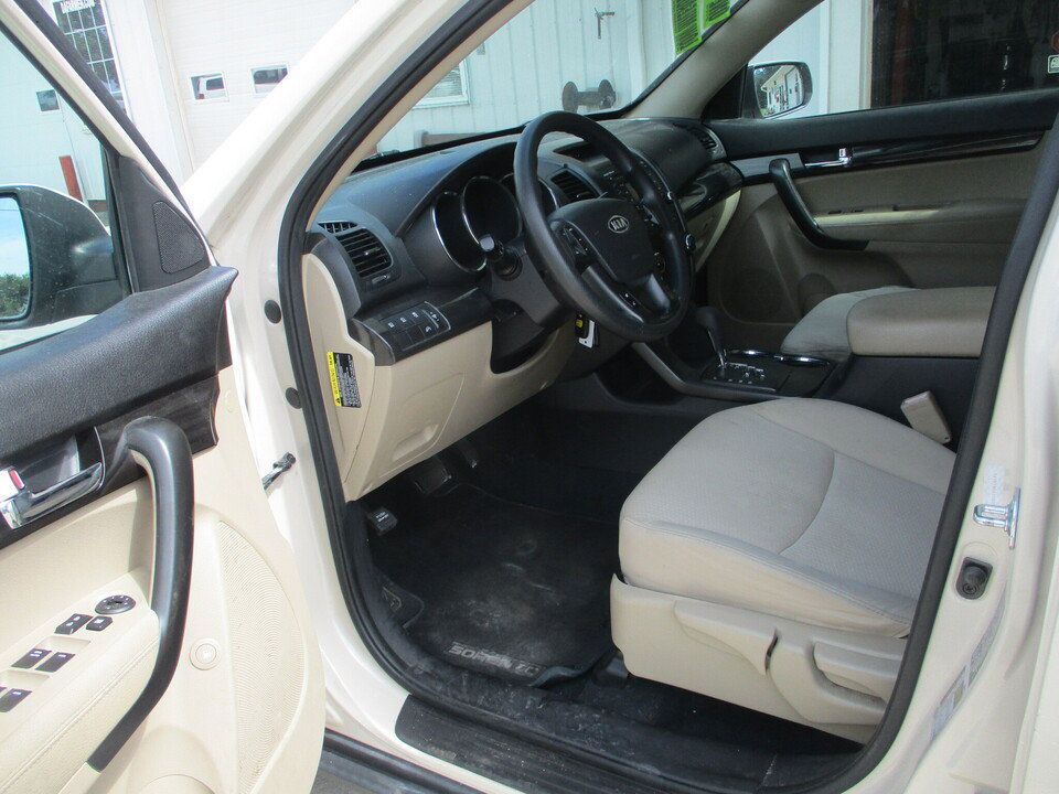 Used 2012 Kia Sorento FWD w/ Third Row Pkg image 9