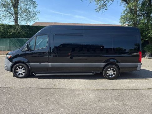 Used 2021 Mercedes-Benz Sprinter 2500 w/ Windows All Around Package image 5