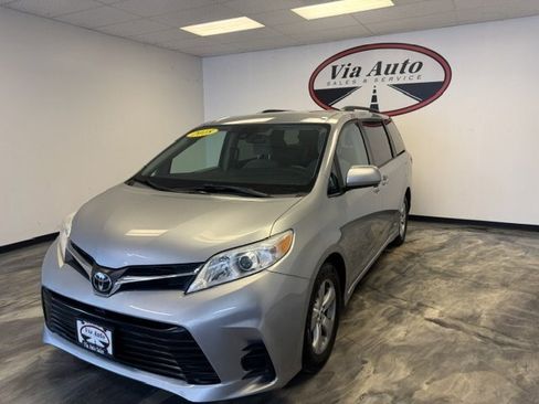 Used 2018 Toyota Sienna LE w/ Carpet Mat Package image 1