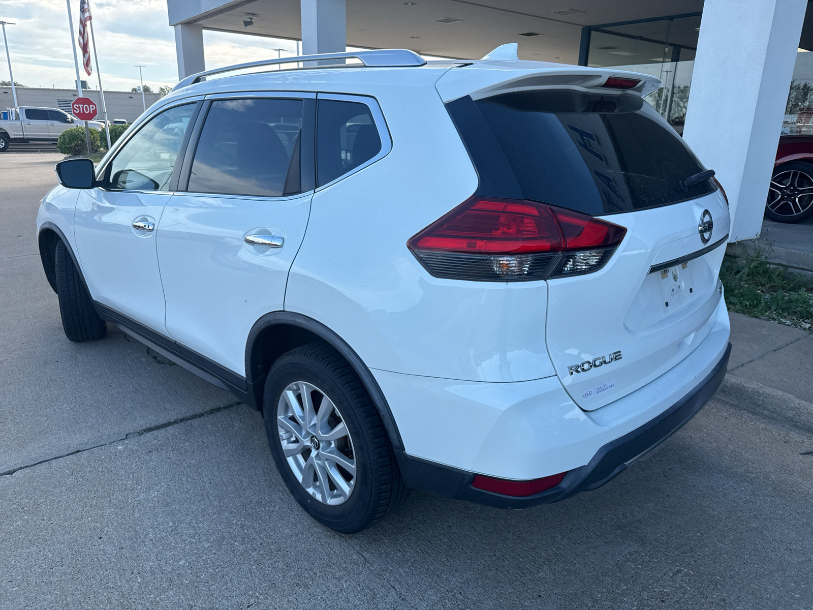 Used 2017 Nissan Rogue SV AWD/4WD image 8