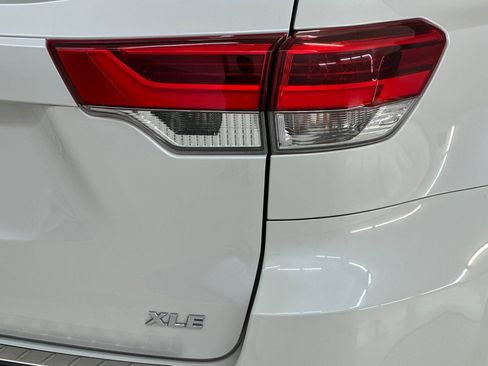 Used 2019 Toyota Highlander XLE FWD image 12