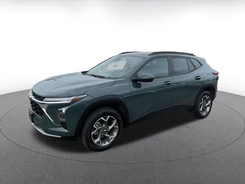 Used 2025 Chevrolet Trax LT w/ LT Convenience Package image 8