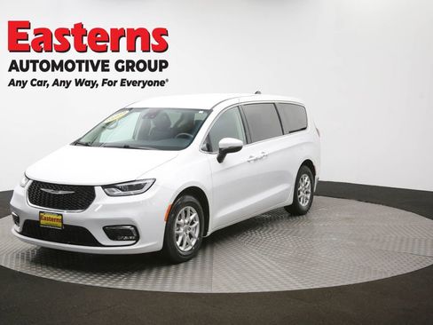 Used 2023 Chrysler Pacifica Touring-L image 54