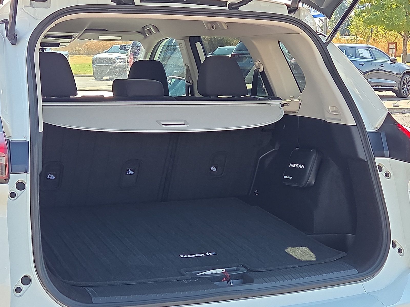 Used 2025 Nissan Rogue S AWD/4WD image 9