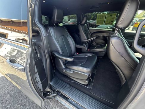Used 2025 Chrysler Pacifica Select FWD image 34