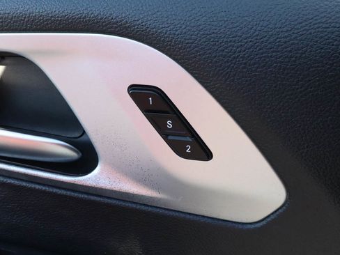 Used 2025 Chrysler Pacifica Limited FWD image 15