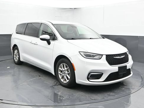 Used 2023 Chrysler Pacifica Touring-L FWD image 5