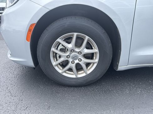 Used 2024 Chrysler Pacifica Touring-L FWD image 15
