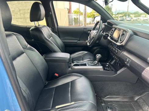 Used 2019 Toyota Tacoma TRD Off-Road AWD/4WD image 32