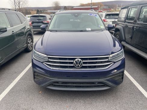 Used 2022 Volkswagen Tiguan SE w/ Panoramic Sunroof Package image 2
