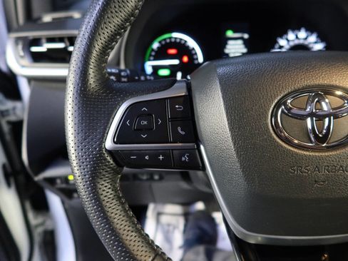 Used 2023 Toyota Sienna XSE image 32