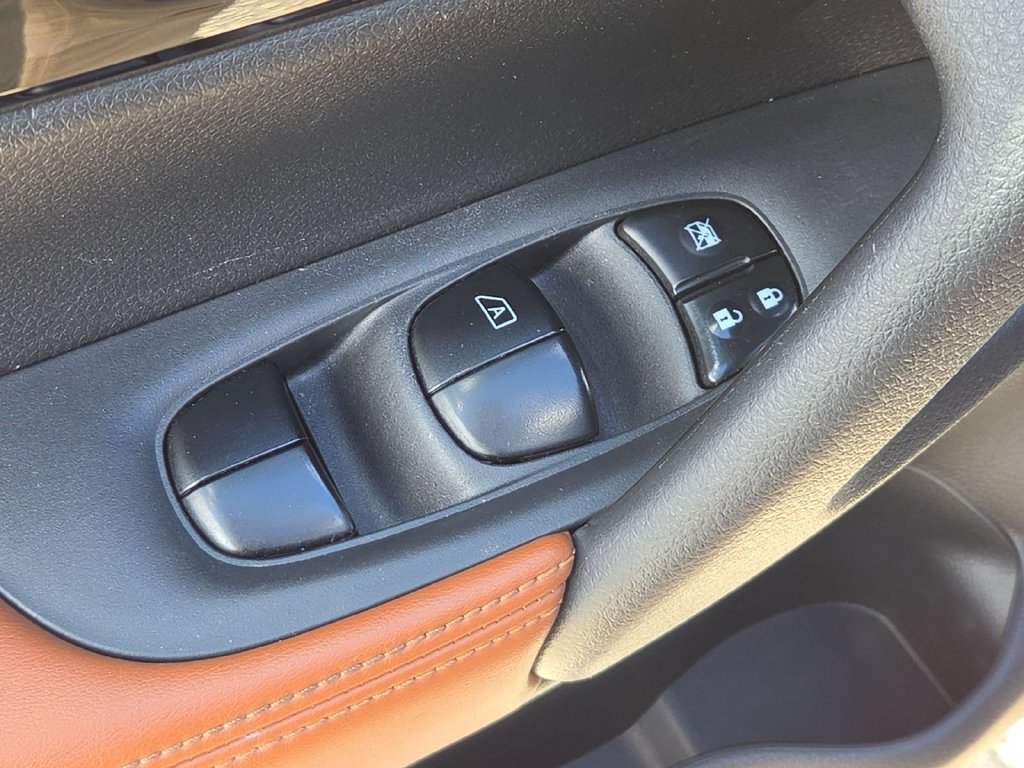 Used 2018 Nissan Rogue SL w/ Premium Package AWD/4WD image 13