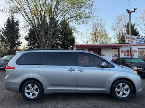 Used 2012 Toyota Sienna LE image 4