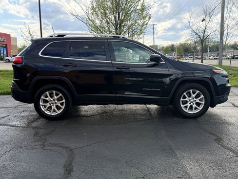 Used 2018 Jeep Cherokee Latitude Plus w/ Cold Weather Group AWD/4WD image 10