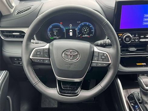 Certified 2025 Toyota Highlander Limited image 18