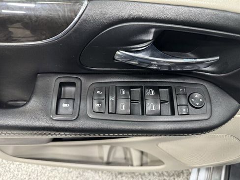 Used 2014 Chrysler Town & Country Touring image 14