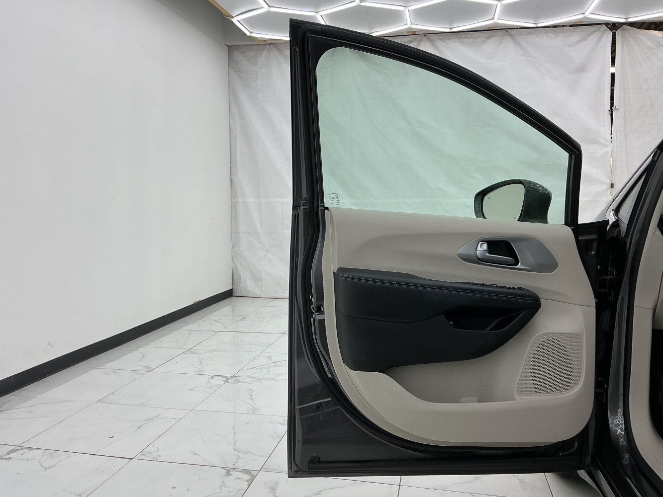 Used 2018 Chrysler Pacifica Touring-L FWD image 18