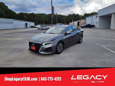 Used 2023 Nissan Altima 2.5 SV image 2