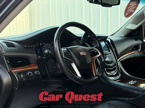Used 2016 Cadillac Escalade Luxury AWD/4WD image 9
