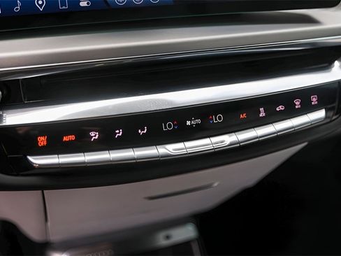 Used 2025 Cadillac Lyriq Luxury image 18