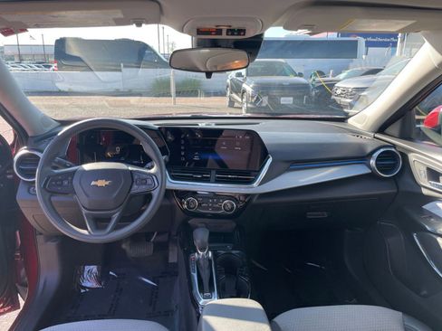 Used 2025 Chevrolet Trax LT image 32