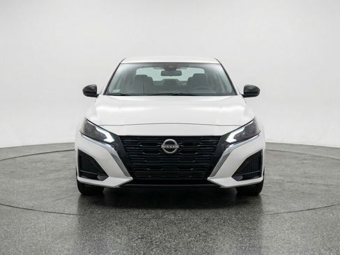Used 2025 Nissan Altima 2.5 SV FWD image 2