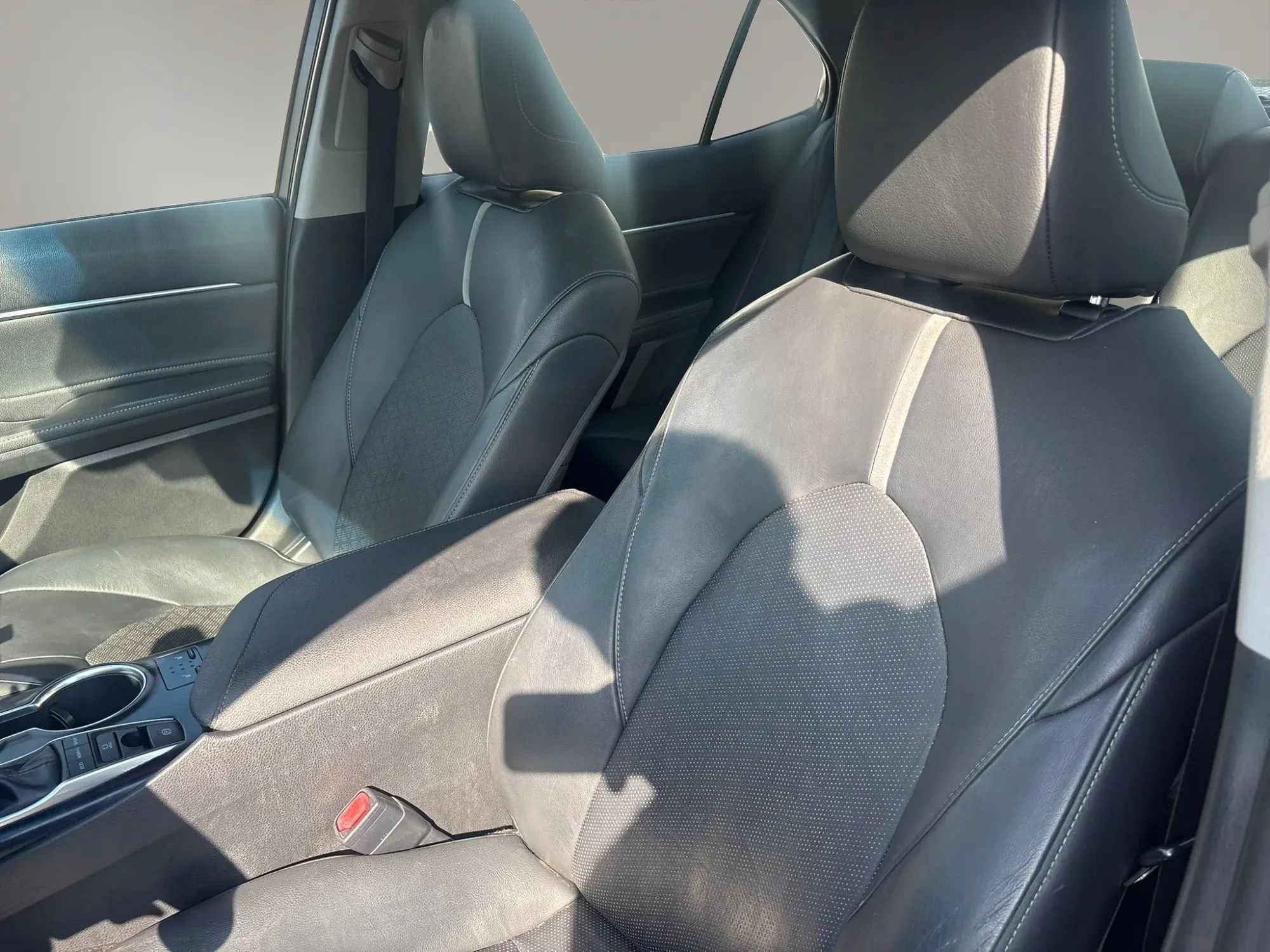 Used 2018 Toyota Camry XSE FWD image 11